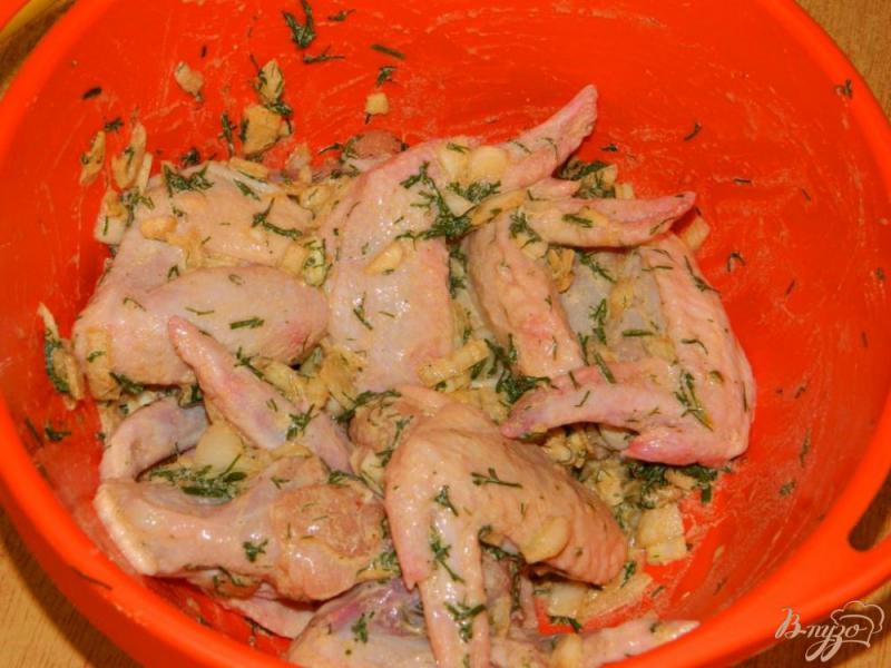 Фото приготовление рецепта: Чесночные куриные крылышки шаг №3