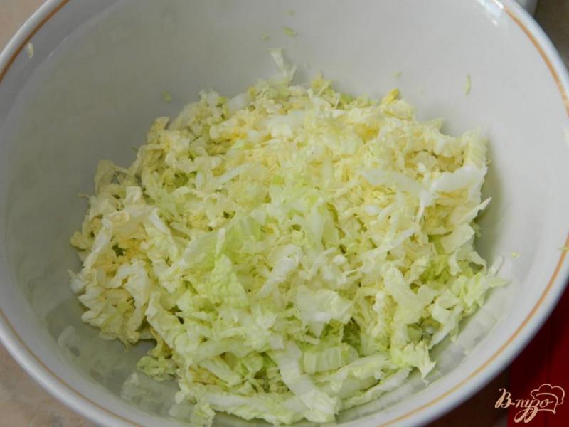 Фото приготовление рецепта: Салат с пекинской капустой и болгарским перцем шаг №1