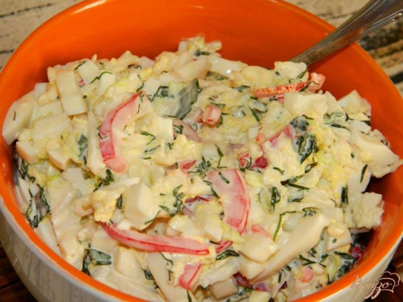 Фото приготовление рецепта: Салат с пекинской капустой и болгарским перцем шаг №4
