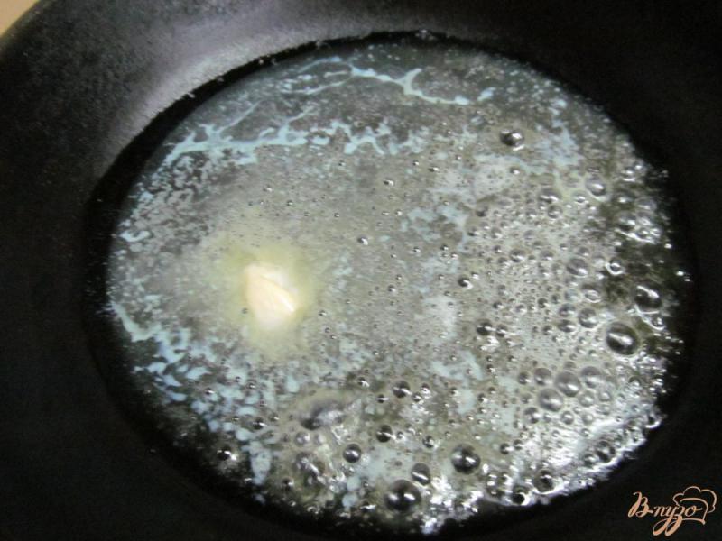 Фото приготовление рецепта: Куриная грудка с карамелизированными грибами шаг №4