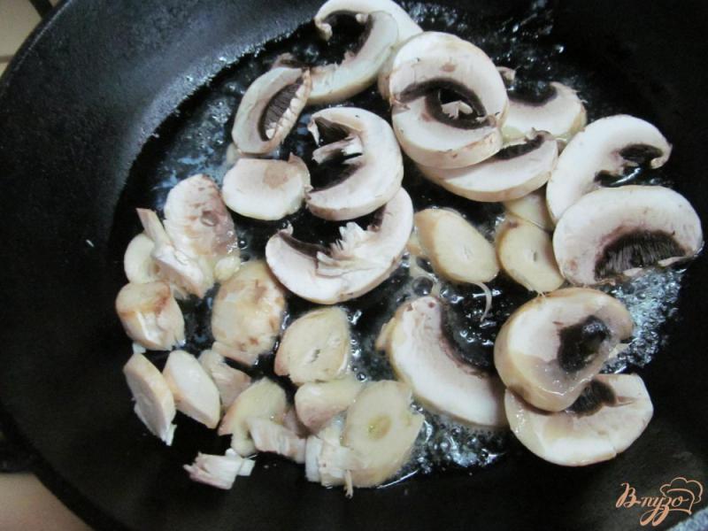 Фото приготовление рецепта: Куриная грудка с карамелизированными грибами шаг №5