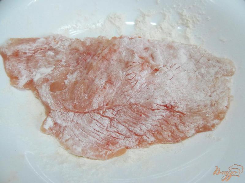 Фото приготовление рецепта: Куриная грудка с карамелизированными грибами шаг №2