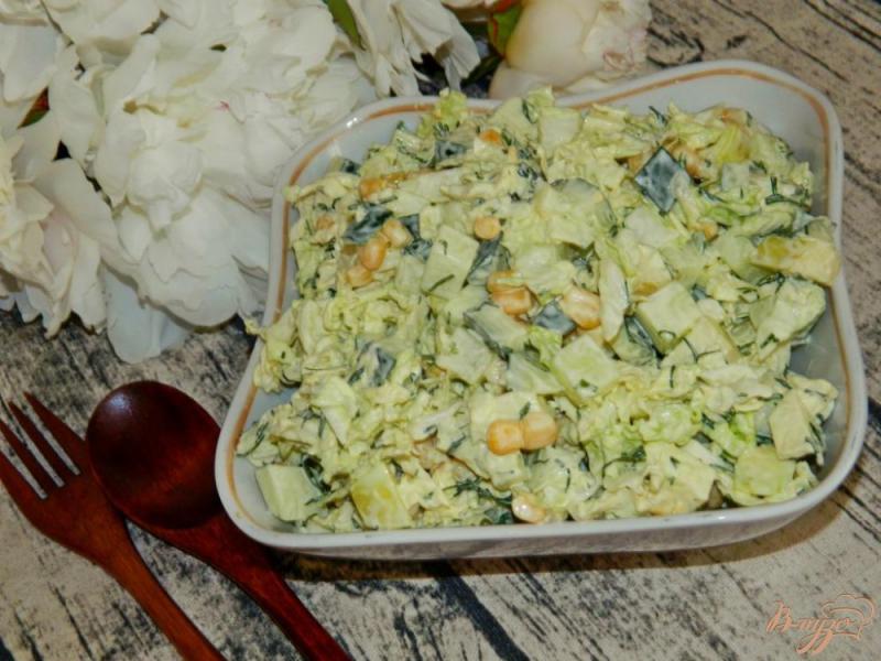 Фото приготовление рецепта: Салат из пекинской капусты с кукурузой и яблоком шаг №4