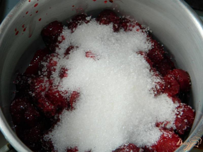 Фото приготовление рецепта: Слоеные уголки с вишневой начинкой шаг №2