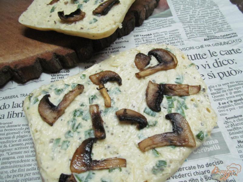 Фото приготовление рецепта: Бутерброд с рыбой грибами и каперсами шаг №2