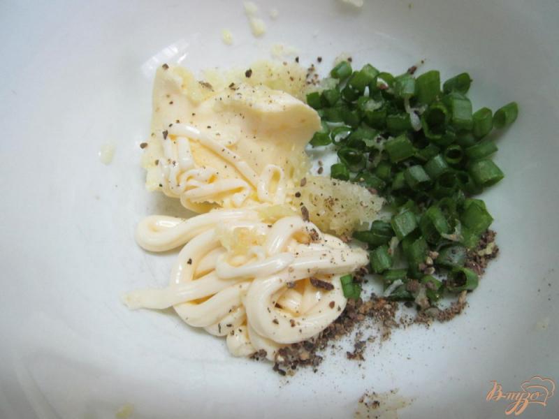Фото приготовление рецепта: Бутерброд с рыбой грибами и каперсами шаг №1