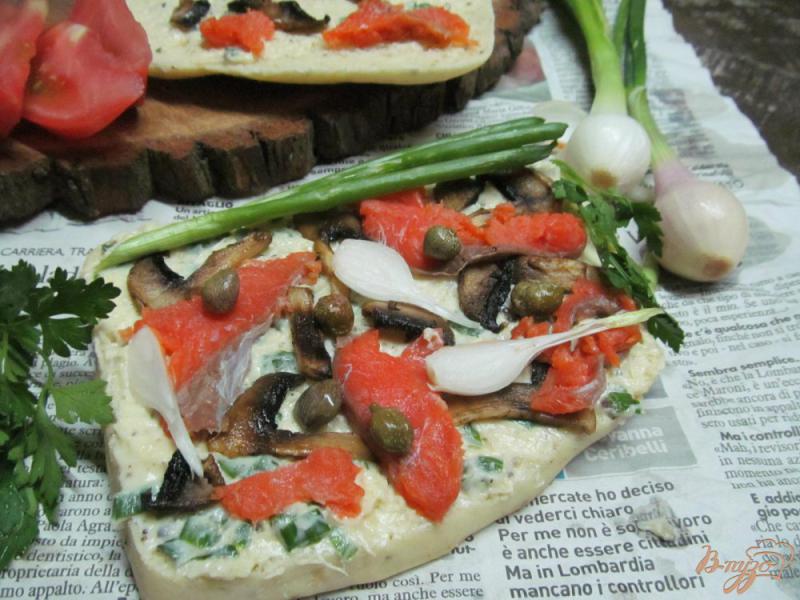 Фото приготовление рецепта: Бутерброд с рыбой грибами и каперсами шаг №3