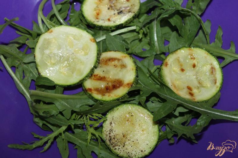 Фото приготовление рецепта: Овощной салат с сосисками и рукколой шаг №3