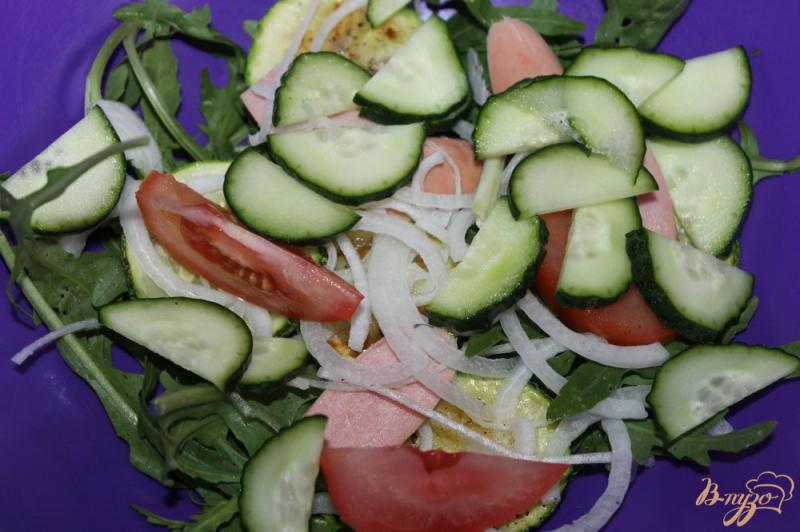 Фото приготовление рецепта: Овощной салат с сосисками и рукколой шаг №5