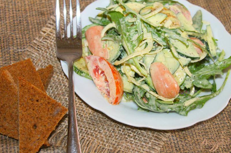 Фото приготовление рецепта: Овощной салат с сосисками и рукколой шаг №7
