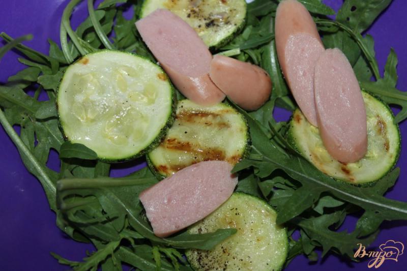 Фото приготовление рецепта: Овощной салат с сосисками и рукколой шаг №4