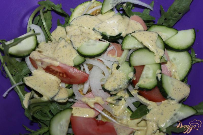 Фото приготовление рецепта: Овощной салат с сосисками и рукколой шаг №6