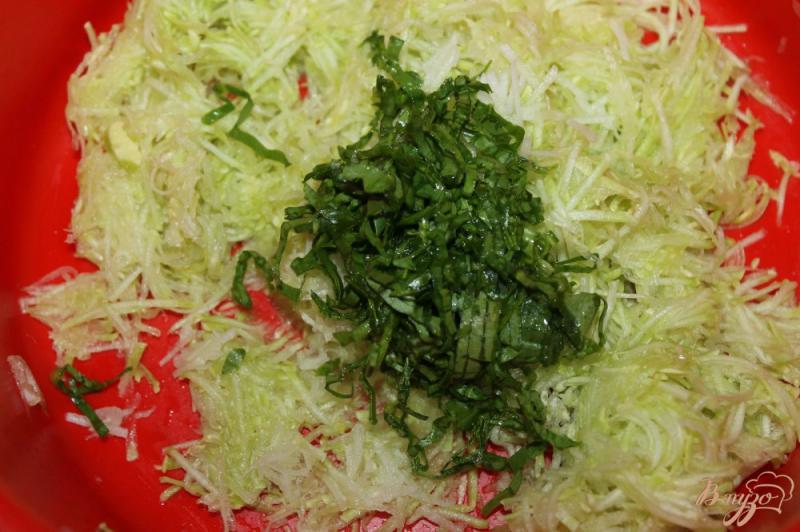 Фото приготовление рецепта: Оладьи из кабачка с мясом и шпинатом шаг №2
