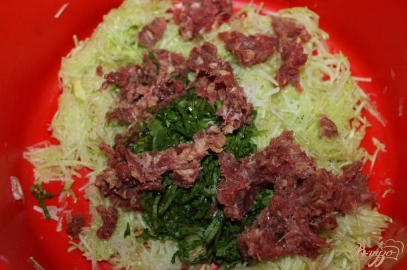 Фото приготовление рецепта: Оладьи из кабачка с мясом и шпинатом шаг №3