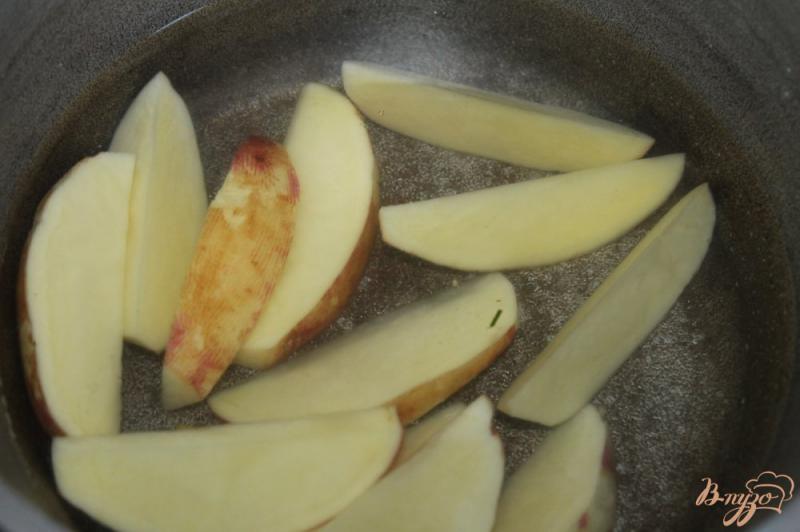 Фото приготовление рецепта: Молодой картофель с мясом и грибами шаг №2