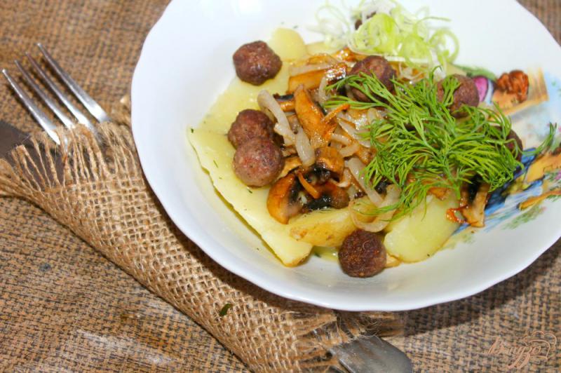 Фото приготовление рецепта: Молодой картофель с мясом и грибами шаг №6