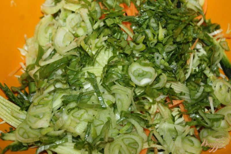Фото приготовление рецепта: Капустный салат с цукини и огурцом шаг №4