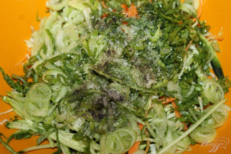 Фото приготовление рецепта: Капустный салат с цукини и огурцом шаг №5