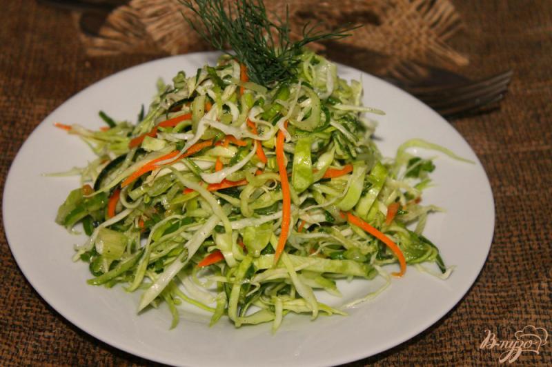 Фото приготовление рецепта: Капустный салат с цукини и огурцом шаг №6