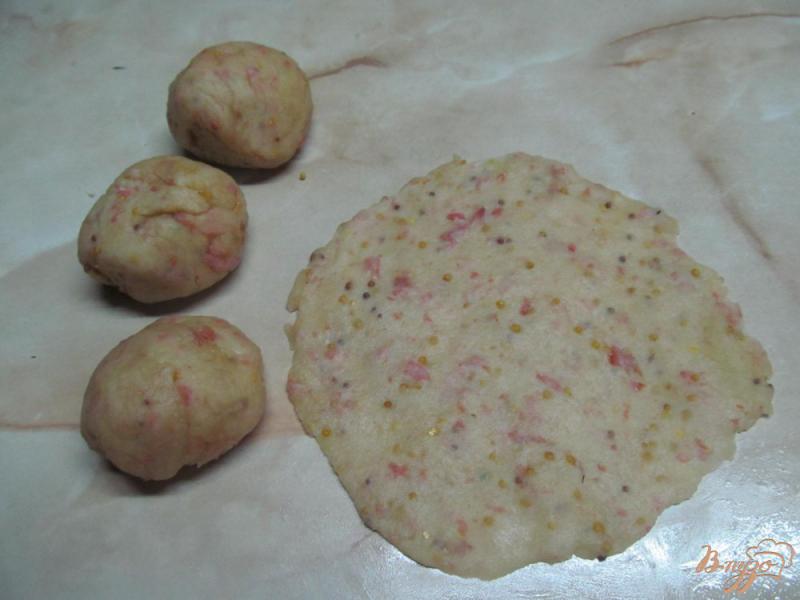 Фото приготовление рецепта: Лепешки с горчицей и салями шаг №3