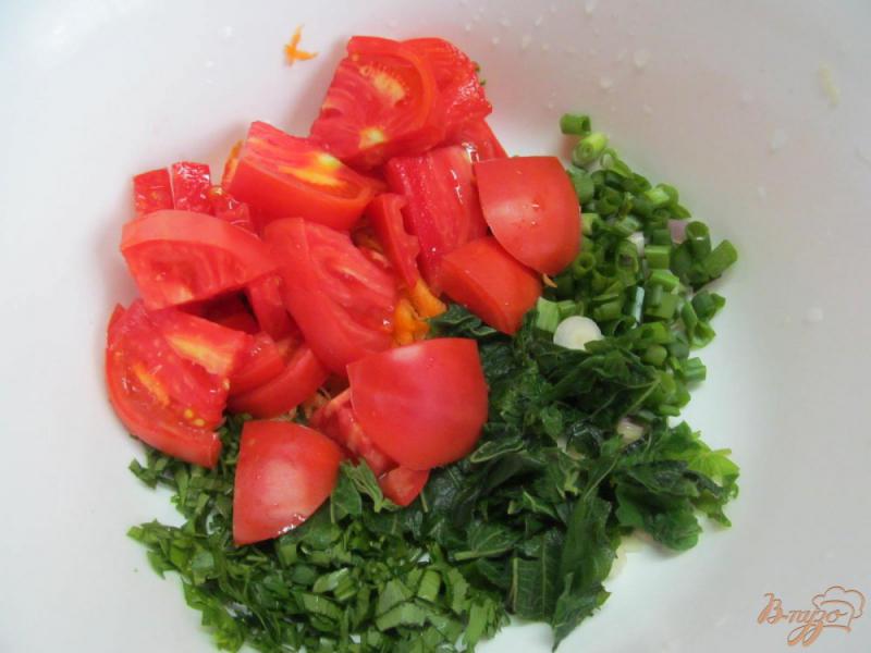 Фото приготовление рецепта: Овощной салат с крапивой шаг №3