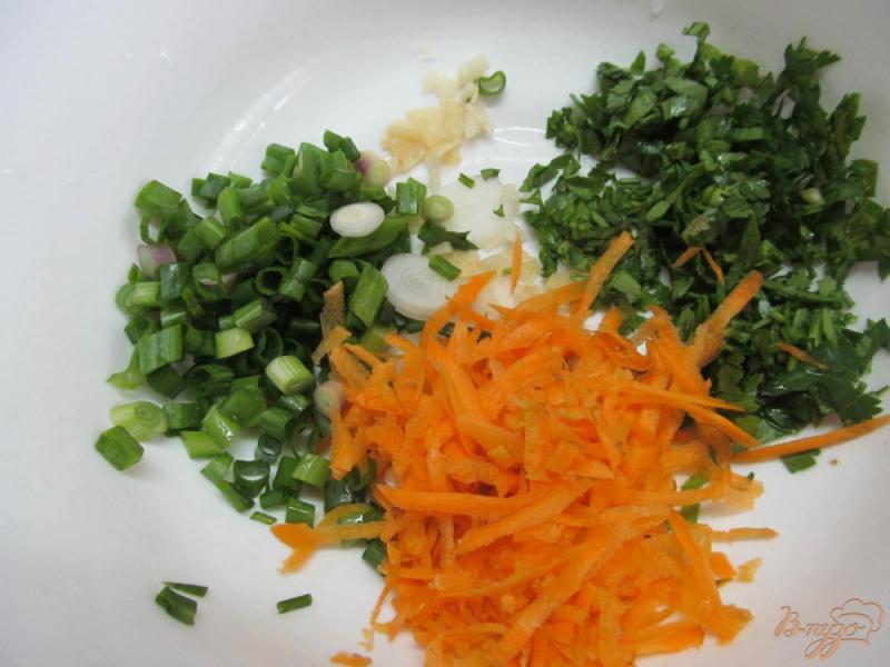 Фото приготовление рецепта: Овощной салат с крапивой шаг №2