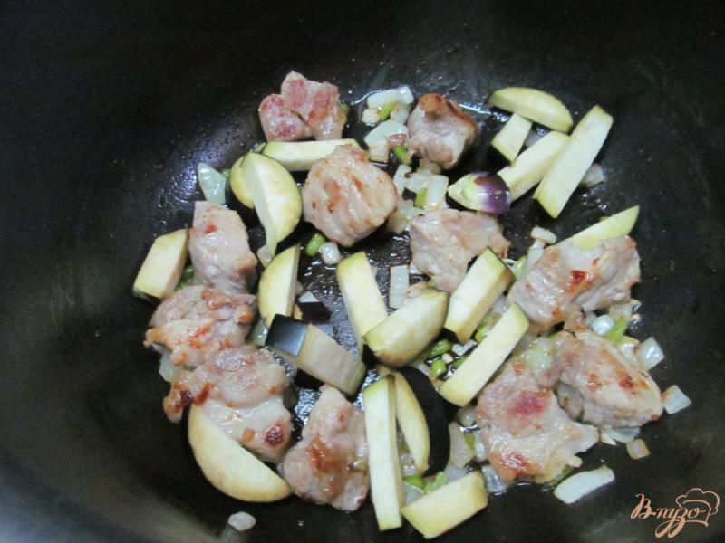 Фото приготовление рецепта: Тушеная свинина с овощами в мультиварке шаг №3