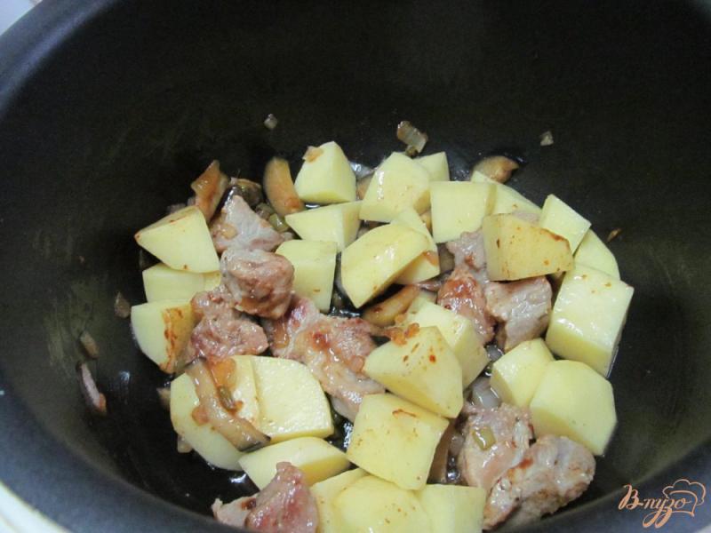 Фото приготовление рецепта: Тушеная свинина с овощами в мультиварке шаг №4