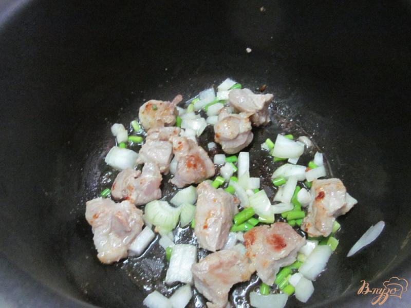 Фото приготовление рецепта: Тушеная свинина с овощами в мультиварке шаг №2