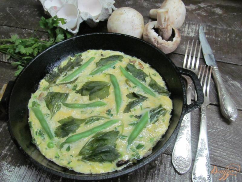 Фото приготовление рецепта: Зеленый омлет с сельдереем шаг №6