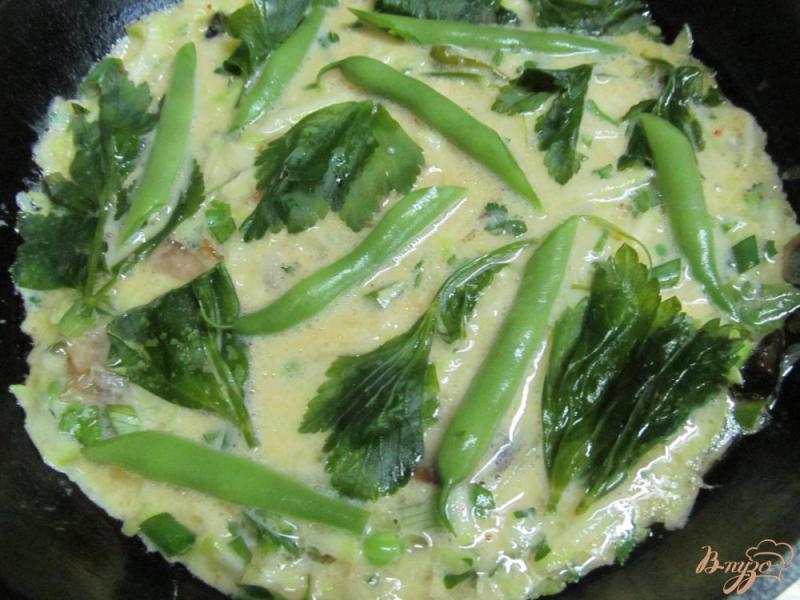 Фото приготовление рецепта: Зеленый омлет с сельдереем шаг №4