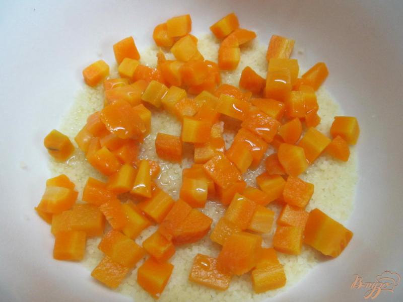 Фото приготовление рецепта: Салат с кус-кусом морковью и каперсами шаг №2