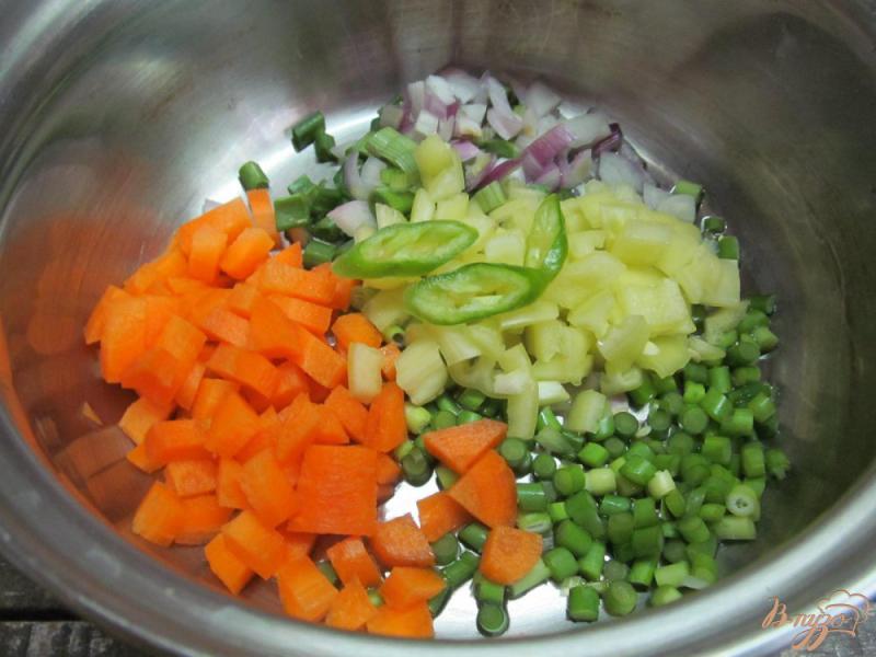 Фото приготовление рецепта: Овощной суп с крапивой на курином бульоне шаг №1