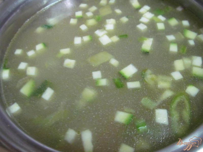 Фото приготовление рецепта: Овощной суп с крапивой на курином бульоне шаг №3