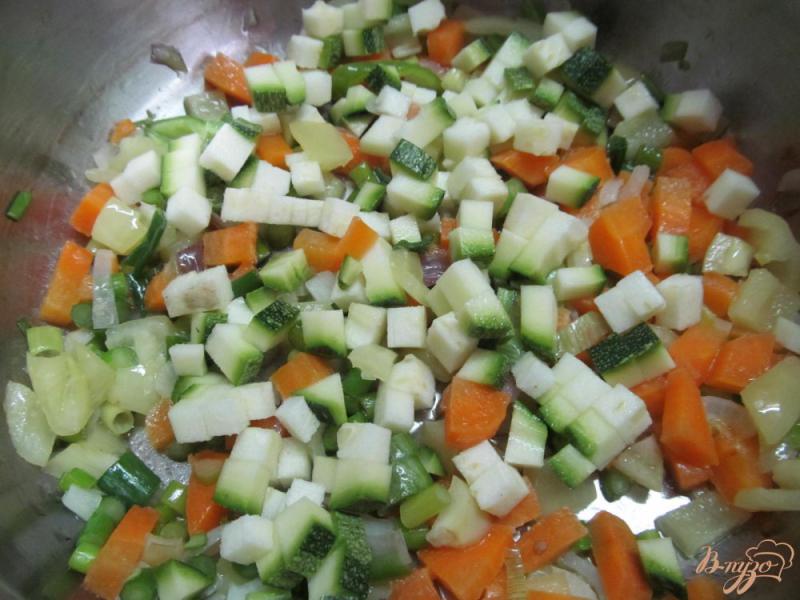 Фото приготовление рецепта: Овощной суп с крапивой на курином бульоне шаг №2