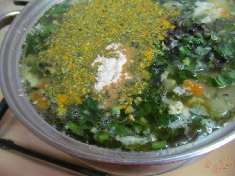 Фото приготовление рецепта: Овощной суп с крапивой на курином бульоне шаг №9