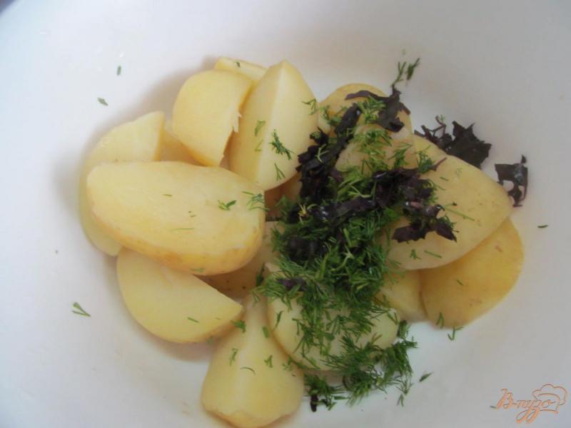 Фото приготовление рецепта: Молодой картофель с копченым беконом шаг №5