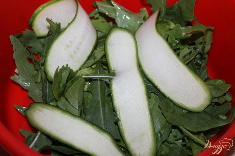 Фото приготовление рецепта: Вегетарианский салат со свежим цукини шаг №2