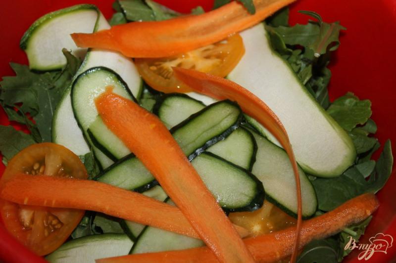 Фото приготовление рецепта: Вегетарианский салат со свежим цукини шаг №4