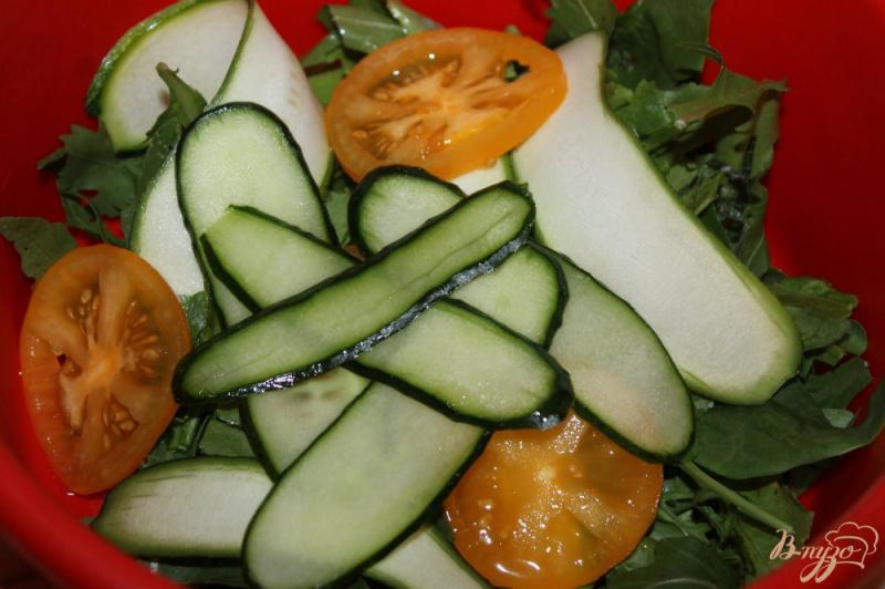Фото приготовление рецепта: Вегетарианский салат со свежим цукини шаг №3