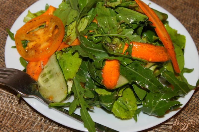 Фото приготовление рецепта: Вегетарианский салат со свежим цукини шаг №6