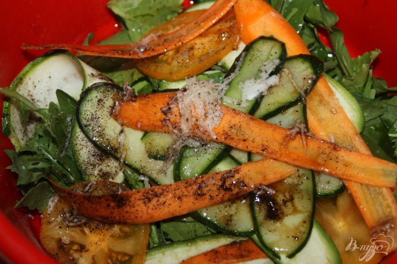 Фото приготовление рецепта: Вегетарианский салат со свежим цукини шаг №5