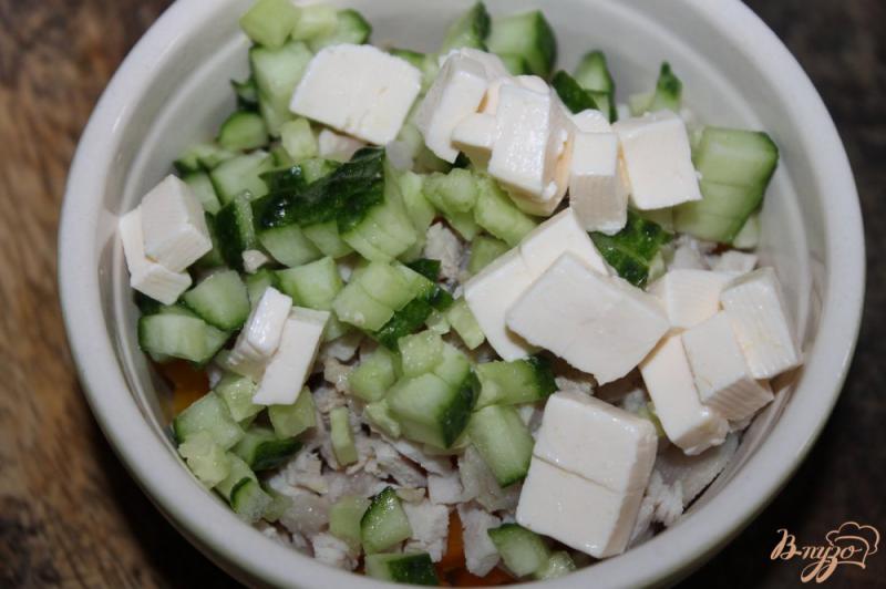 Фото приготовление рецепта: Сытный салат со свининой и плавленым сыром шаг №5