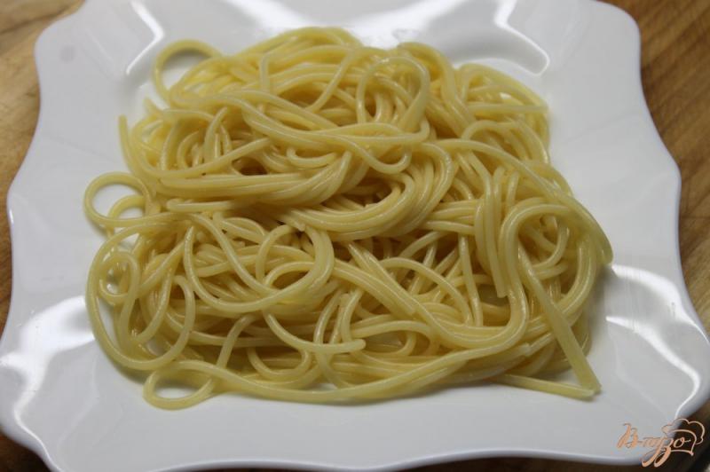 Фото приготовление рецепта: Сливочные спагетти с куриными фрикадельками шаг №7