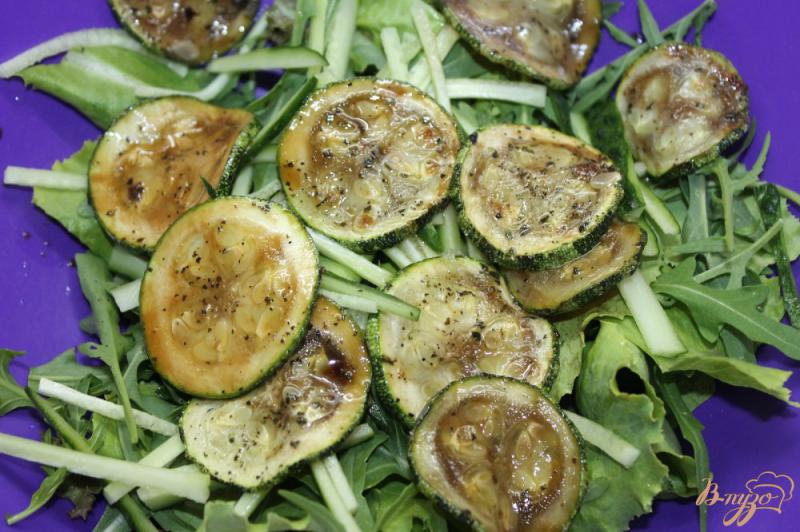 Фото приготовление рецепта: Салат с утиной печенью и кабачками гриль шаг №4