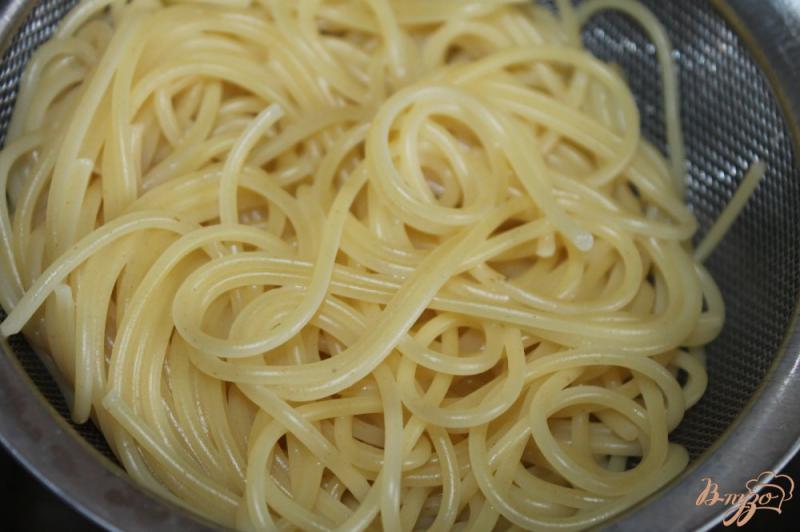 Фото приготовление рецепта: Спагетти с копченостями в сливочном соусе шаг №1