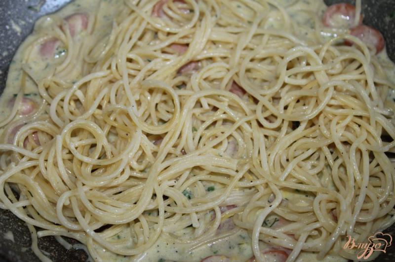 Фото приготовление рецепта: Спагетти с копченостями в сливочном соусе шаг №7