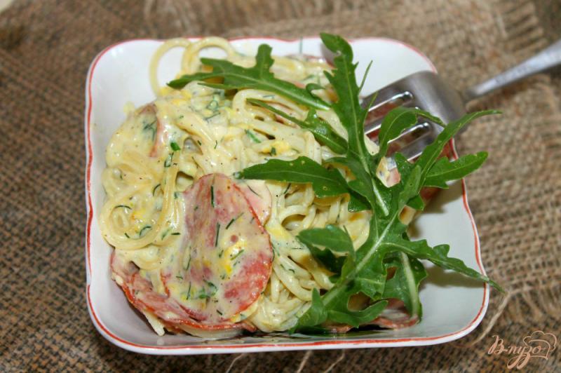 Фото приготовление рецепта: Спагетти с копченостями в сливочном соусе шаг №8