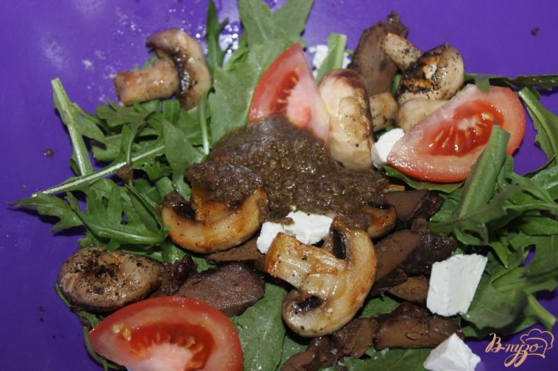 Фото приготовление рецепта: Теплый салат с грибами и куриной печенью шаг №5