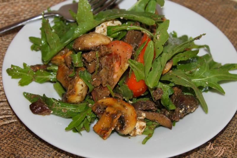 Фото приготовление рецепта: Теплый салат с грибами и куриной печенью шаг №6
